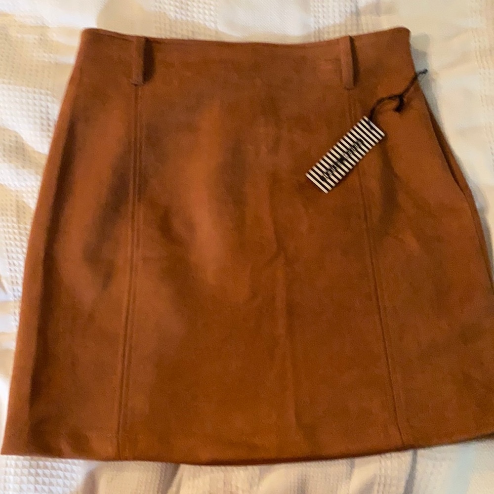Suede brown miniskirt.